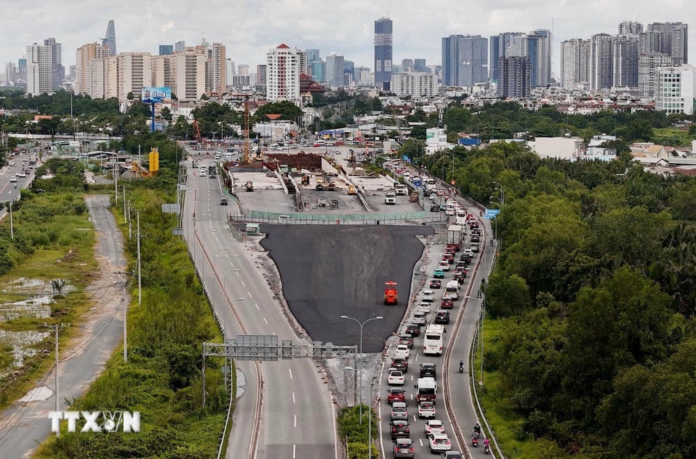 Cao tốc Thành phố Hồ Chí Minh-Long Thành hướng về nút giao An Phú ùn kéo dài, trong khi hướng ngược lại đang thông thoáng. (Ảnh: Hồng Đạt/TTXVN) ttxvn_thanh pho Ho Chi Minh_Long Thanh (2).jpg