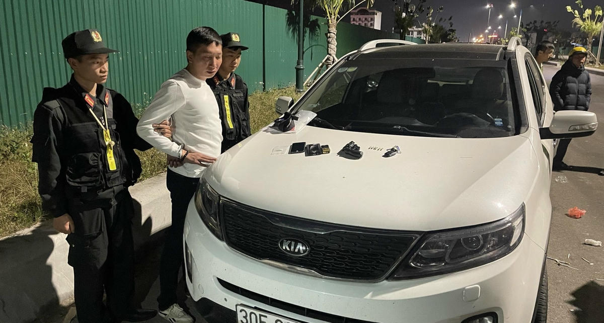 Đối tượng Phạm Anh Tâm (áo trắng)