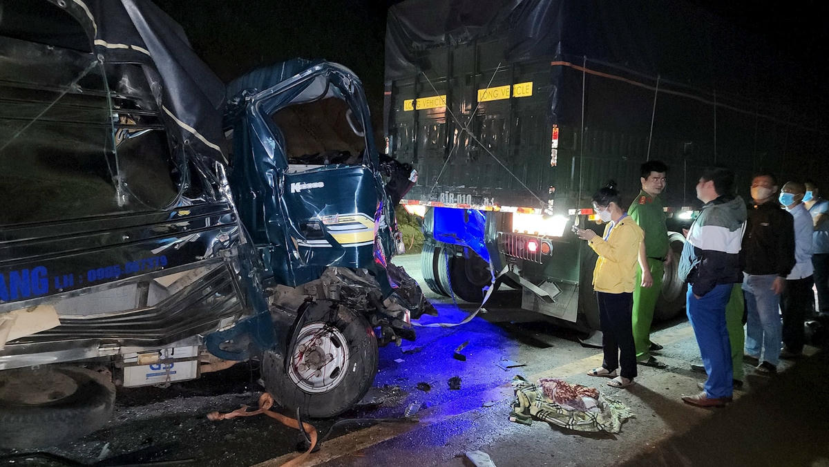 Lực lượng chức năng có mặt tại hiện trường chỉ đạo công tác cứu hộ, phân luồng giao thông và điều tra nguyên nhân vụ việc.