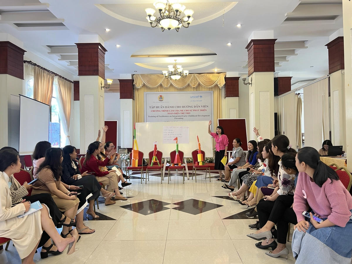 Cán bộ công đoàn tham gia thảo luận sôi nổi và hiệu quả. 