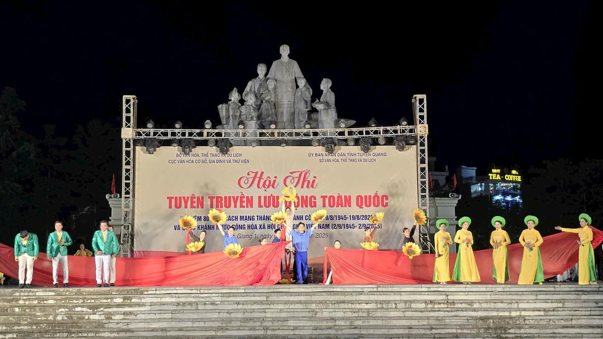 Đoàn tuyên truyền lưu động toàn quốc biểu diễn tại điểm diễn Hà Giang 1.