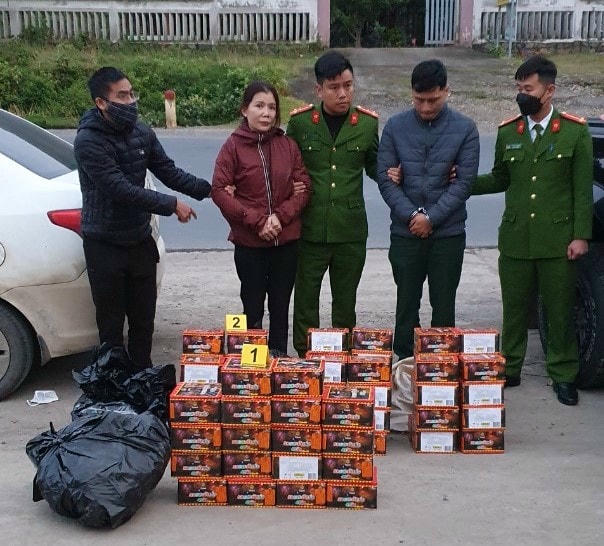 Lực lượng chức năng phát hiện 2 người đang vận chuyển 72 hộp giấy nghi là pháo hoa nổ.