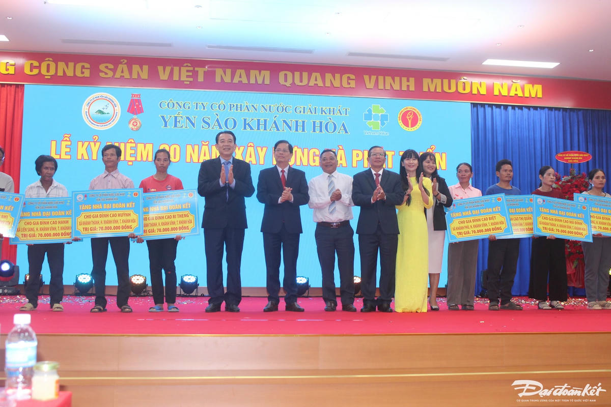 W_trao-10-nha-dai-doan-ket-cho-cac-ho-ngheo-niem-nui-khanh-vinh..jpg