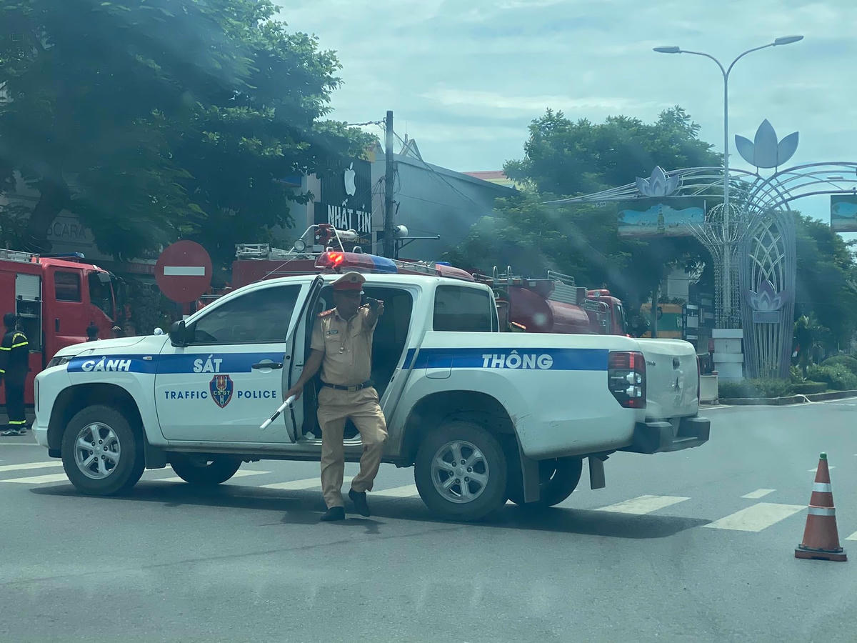 Lực lượng chức năng tiến hành phân luồng giao thông để phục vụ công tác chữa cháy.