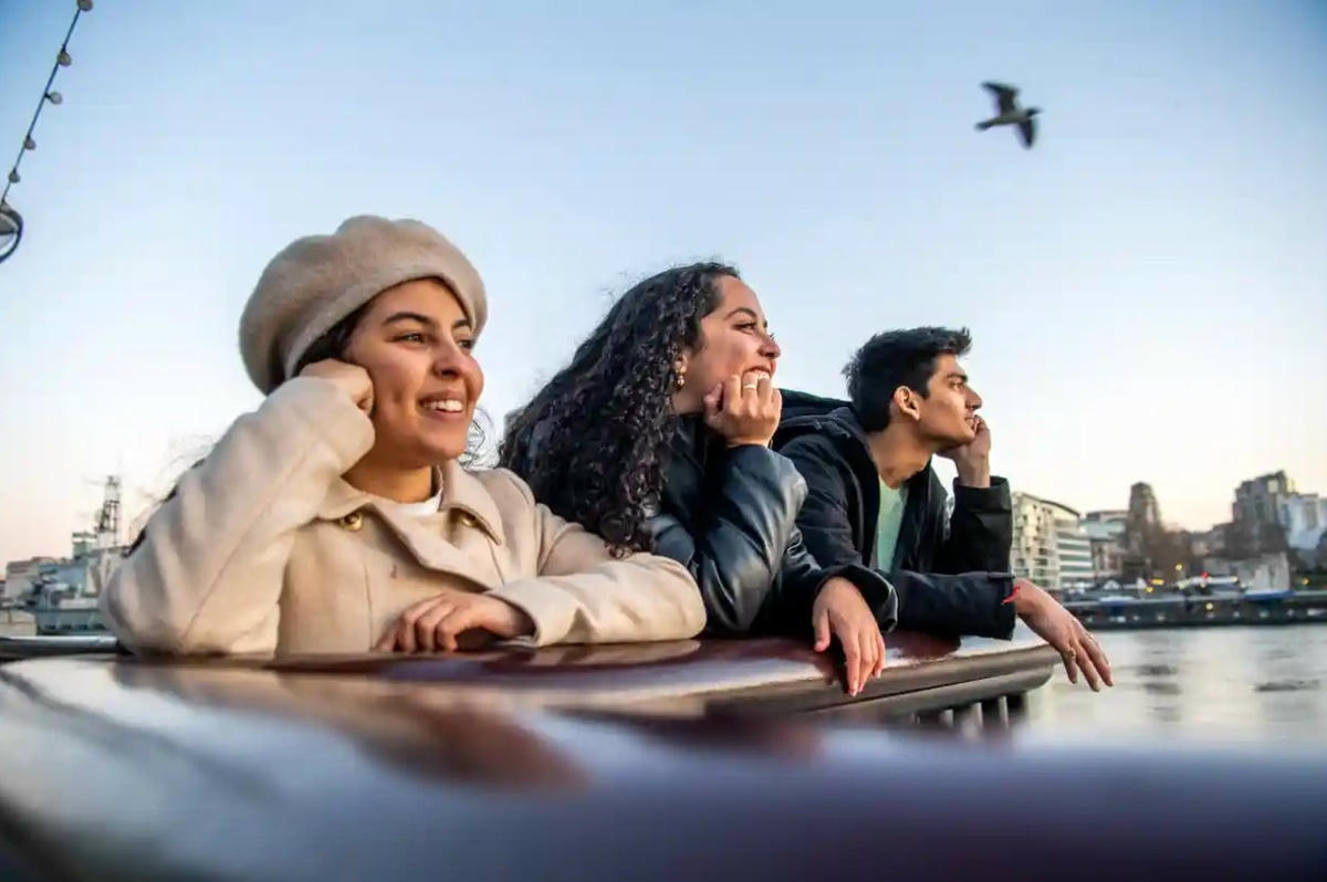 Con người chính là điều tạo nên kỷ ức cho dòng sông Thames. Ảnh: The Guardian.