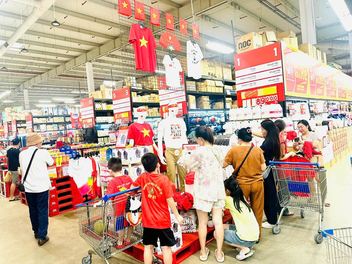 Khách hàng mua sắm tại MM Mega Market Thăng Long (Hà Nội) trong dịp Đại lễ