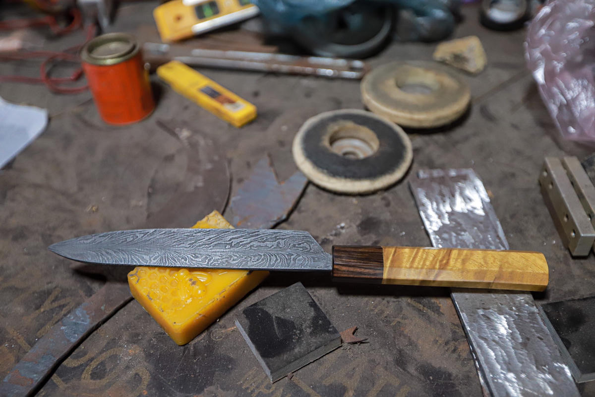 Cây dao chỉ mỏng khoảng hơn 2 ly nhưng để chế tác phải mất 4 ngày mới có thể hoàn thành.