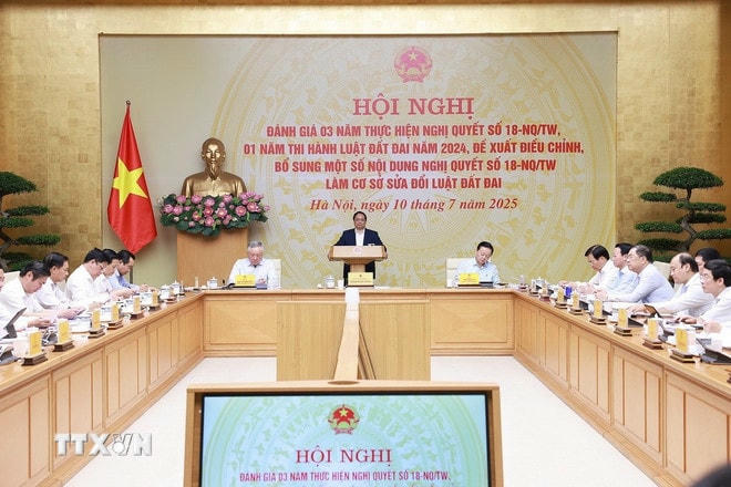 Thủ tướng Phạm Minh Chính chủ trì Hội nghị đánh giá 03 năm thực hiện Nghị quyết số 18-NQ/TW và 01 năm thi hành Luật Đất đai năm 2024. (Ảnh: Dương Giang/TTXVN) ttxvn-1007-thu-tuong-3.jpg