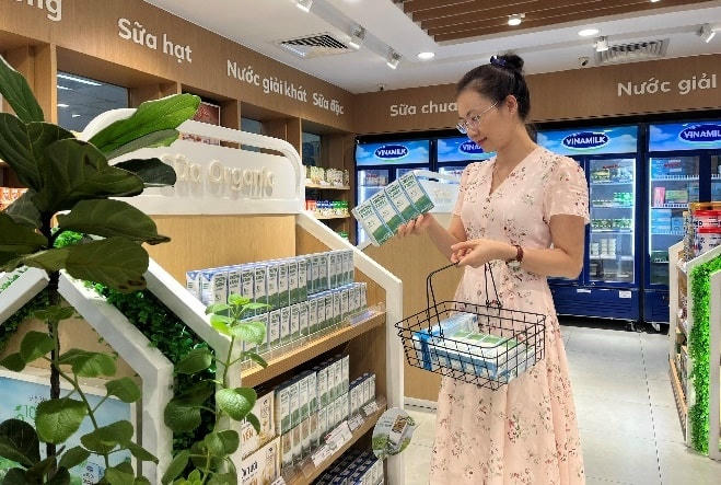 Sản phẩm Sữa tươi Vinamilk Green Farm với thiết kế bao bì mới, thể hiện các khía cạnh phát triển bền vững để truyền tải đến người tiêu dùng.