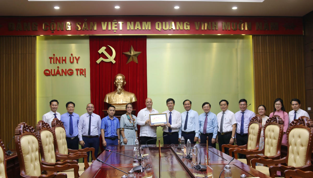 Các đại biểu chụp ảnh lưu niệm.