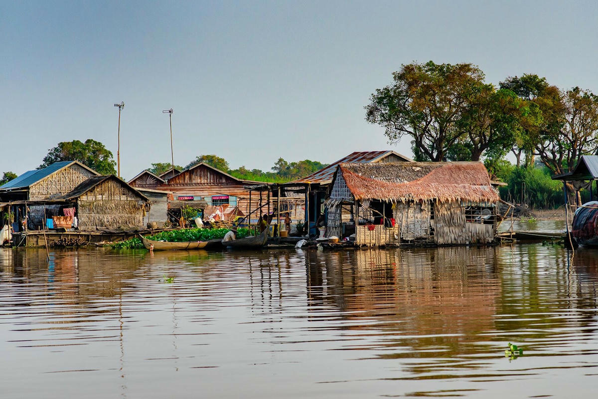 Những mái hiên phía trước nhà được phủ vàng với ánh nắng mặt trời. Ảnh: Fodors.