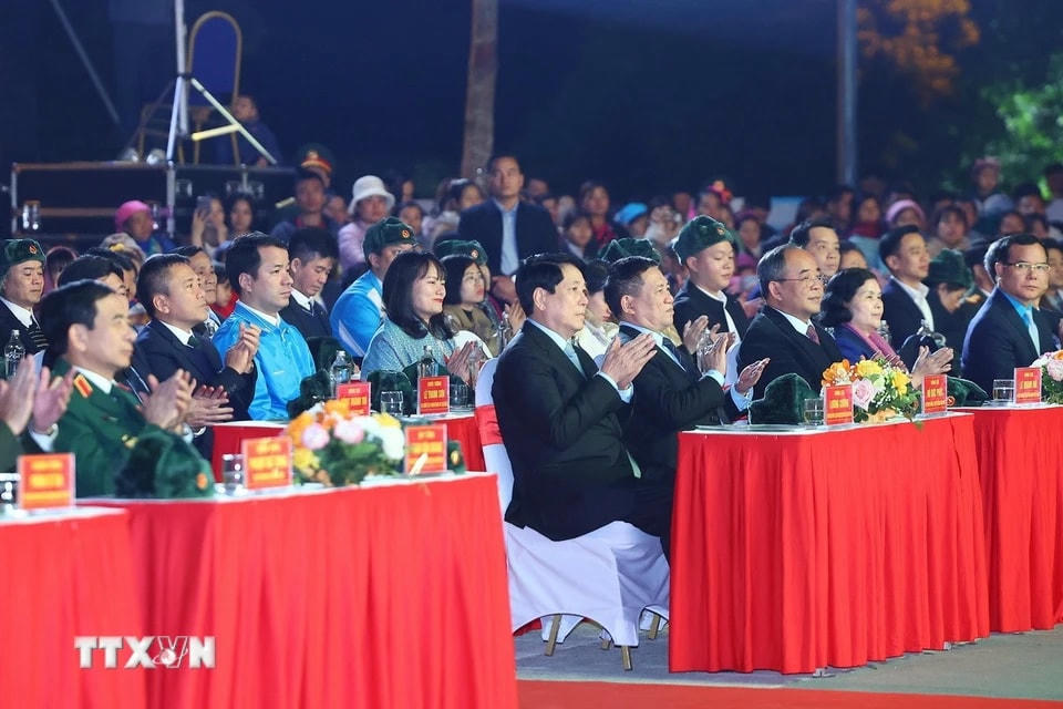 Chủ tịch nước Lương Cường và các đại biểu dự Chương trình giao lưu nghệ thuật “Xuân Biên phòng ấm lòng dân bản” năm 2025. (Ảnh: Lâm Khánh/TTXVN)