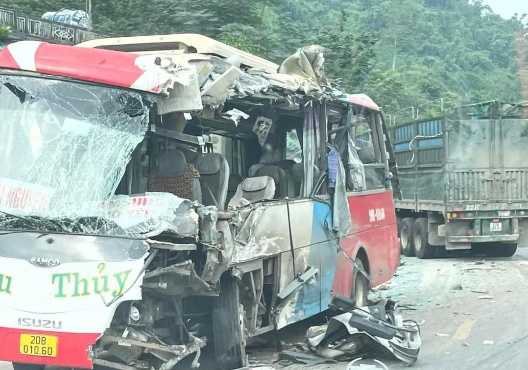 Hiện trường vụ tai nạn khiến 2 người chết, 4 người bị thương