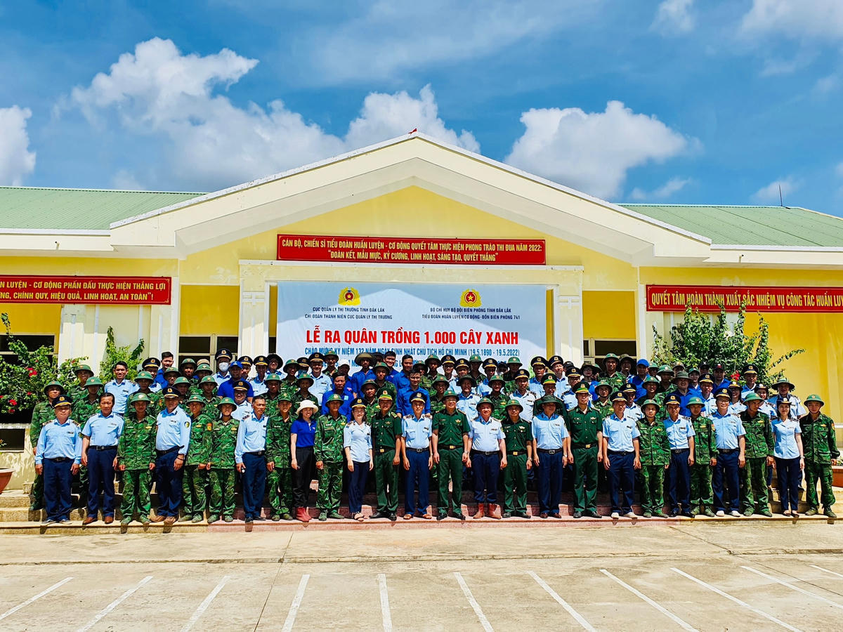 Lễ ra quần trồng cây mừng sinh nhật Bác.