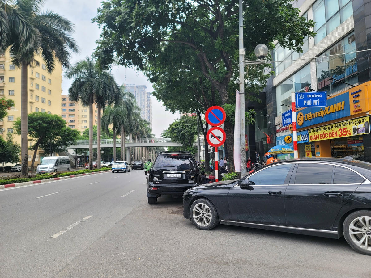 ô tô đỗ dưới biển báo 