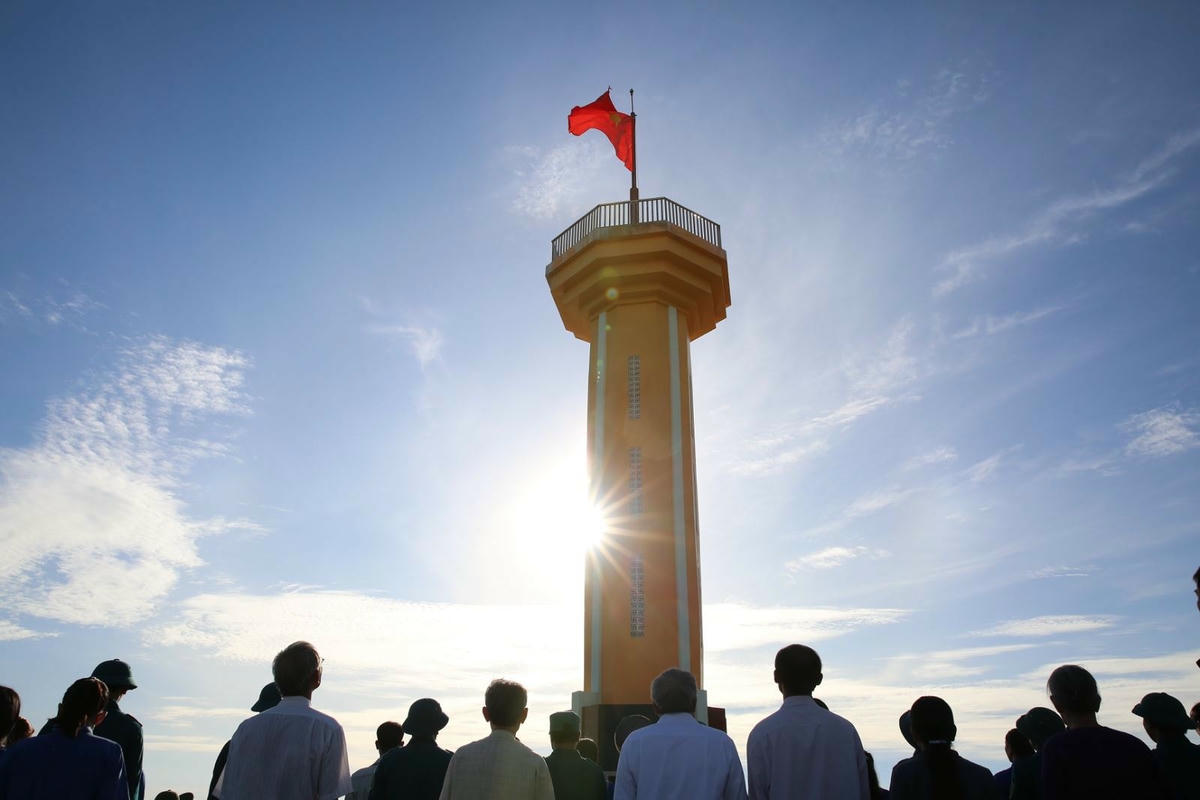 Lễ chào cờ thiêng liêng trên đỉnh Thới Lới - đảo Lý Sơn.