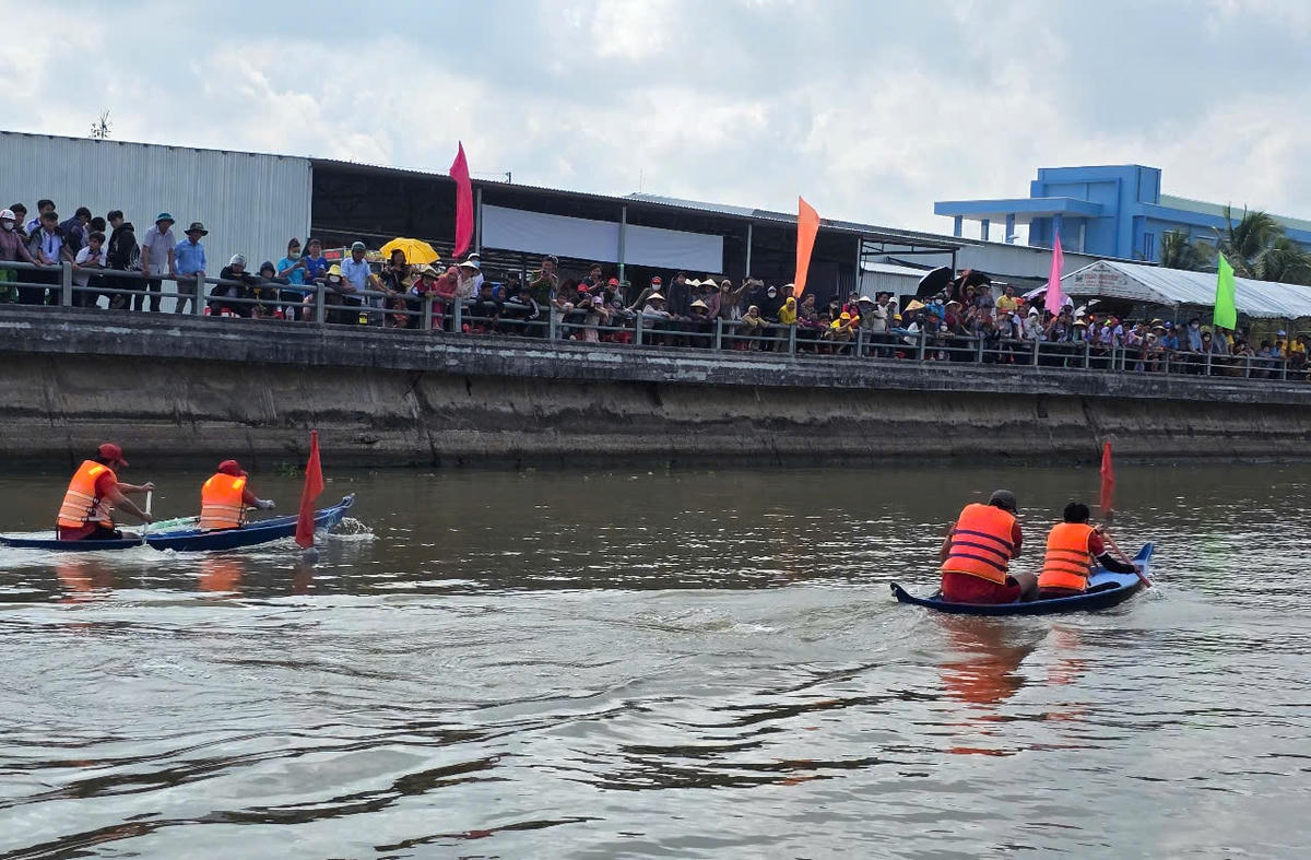 Giải đua xuồng ba lá huyện Vĩnh Lợi mở rộng năm 2025 được tổ chức trên sông Xẻo Chích, thị trấn Châu Hưng. Trong ảnh: Đông đảo khán giả đến xem và cổ vũ cho các tay bơi. Ảnh Nguyên Du