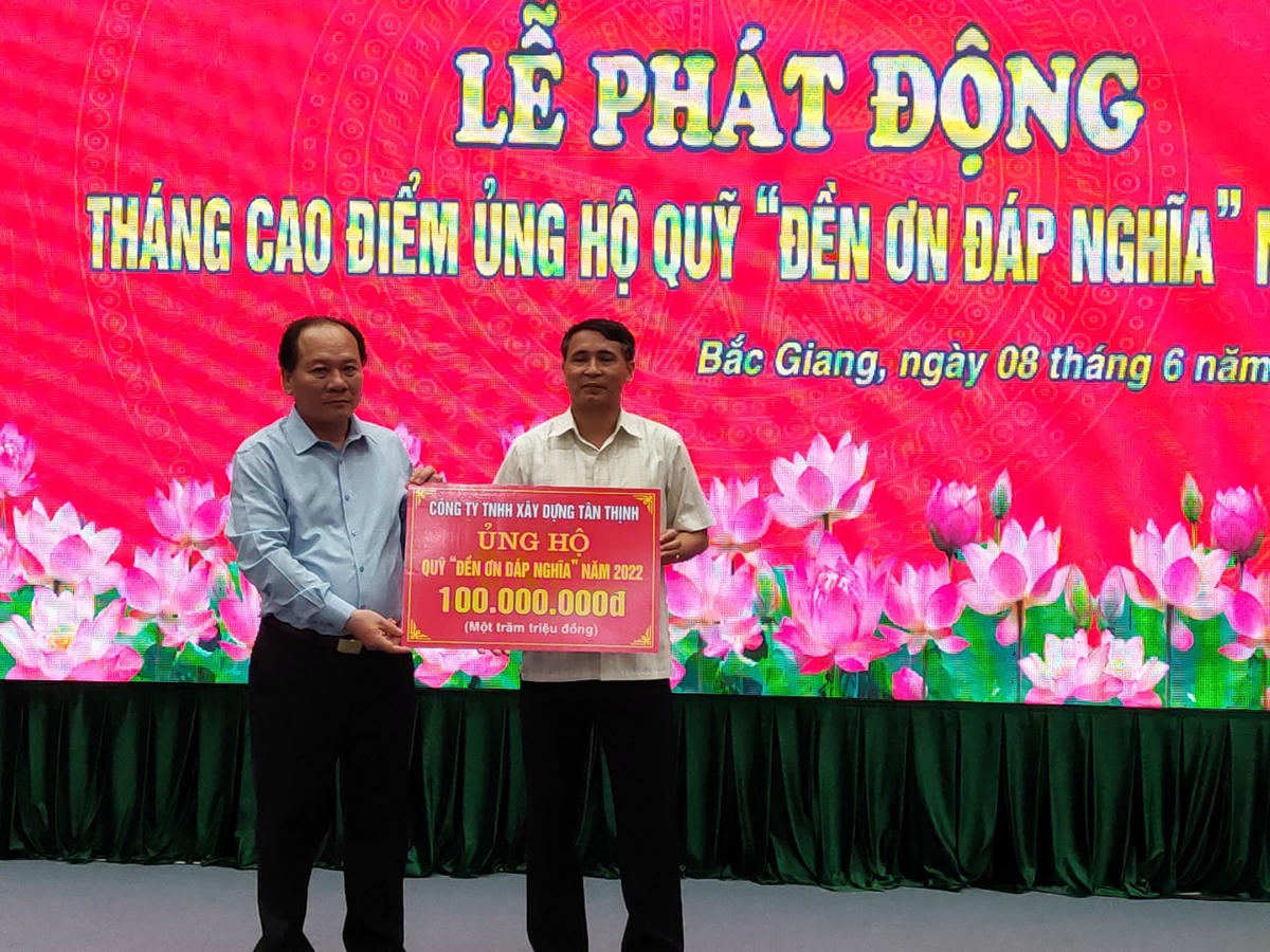 Chủ tịch Ủy ban MTTQ tỉnh Trần Công Thắng tiếp nhận đăng ký ủng hộ.