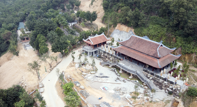 Công trình đồ sộ xây vượt diện tích đất ở tại xã Tiến Xuân.  Ảnh: Vnbusiness