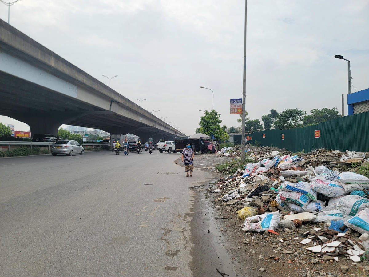 Người dân phải đi bộ dưới lòng đường vì vỉa vè chật kín rác.