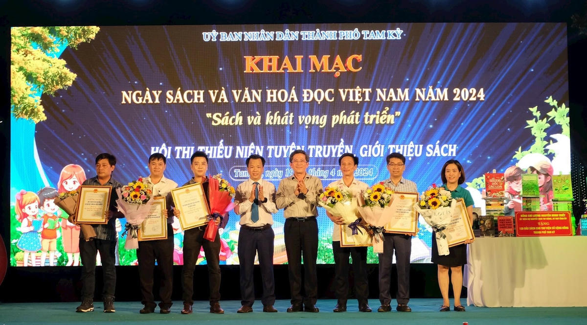 Lãnh đạo TP Tam kỳ tặng hoa các đơn vị đồng hành cùng ngày sách.