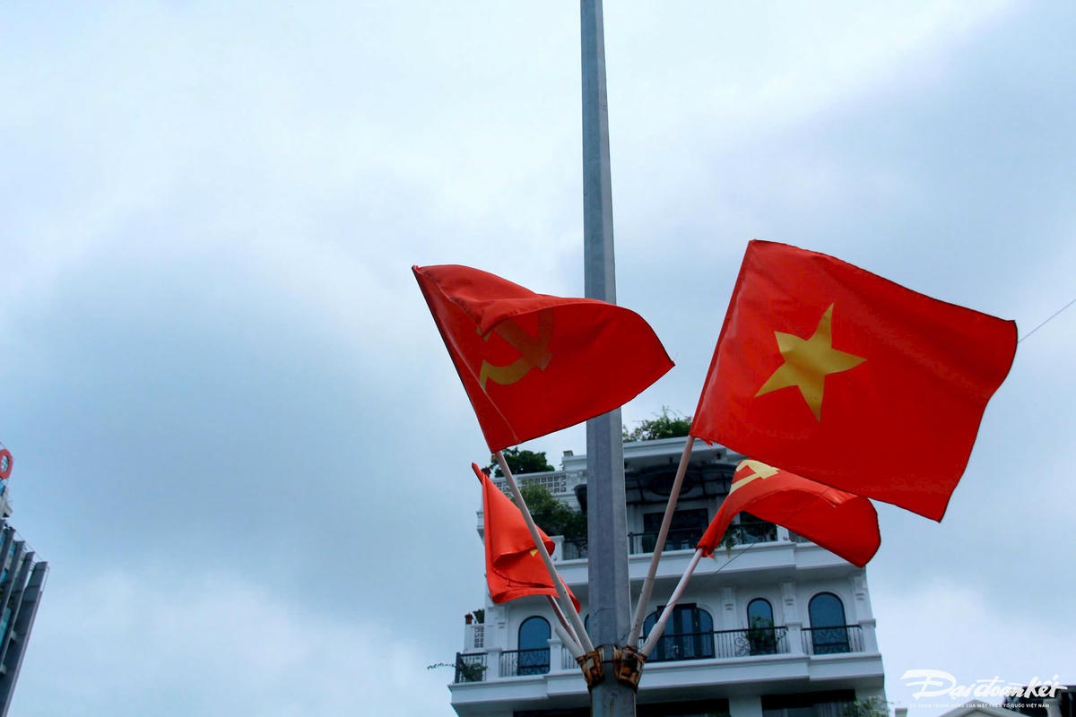Cờ Tổ quốc, cờ Đảng tung bay trong những ngày tháng 8 mùa thu lịch sử. Ảnh: Phạm Sỹ.