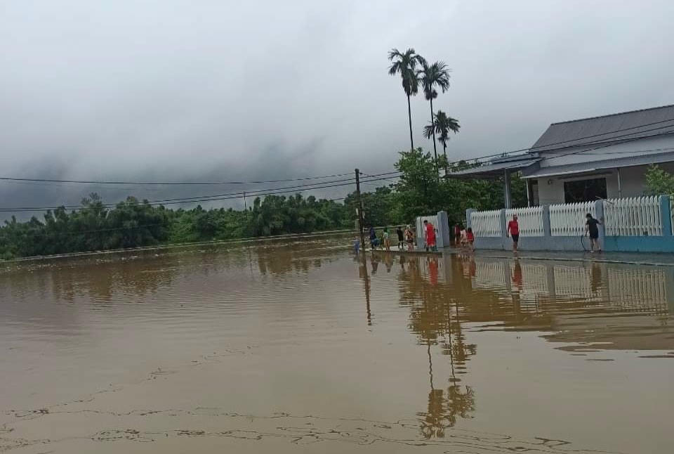 Lũ, lụt gây ảnh hưởng nặng nề cả người và tài sản.