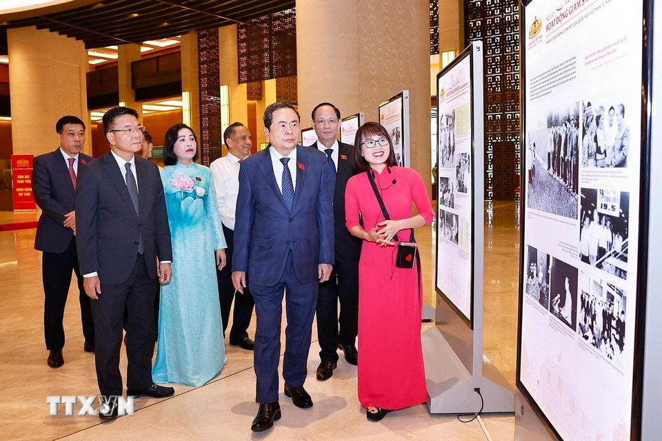 Chủ tịch Quốc hội Trần Thanh Mẫn và đại biểu xem trưng bày ảnh về hoạt động giám sát của Quốc hội. (Ảnh: Doãn Tấn/TTXVN)