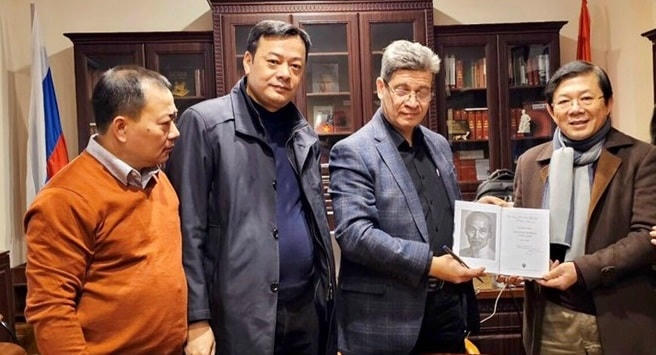 Giáo sư Vladimir Kolotov - Đại học Tổng hợp Saint Petersburg, Liên bang Nga trao tặng cuốn sách song ngữ Tiếng Việt và Tiếng Nga “Bàn về binh pháp Tôn Tử” của Chủ tịch Hồ Chí Minh cho Phó Chủ tịch UBTƯ MTTQ Việt Nam Nguyễn Hữu Dũng 
