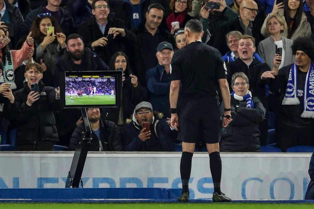 Trọng tài kiểm tra lại tình huống để bóng chạm tay của Shaw. Ảnh: GI.