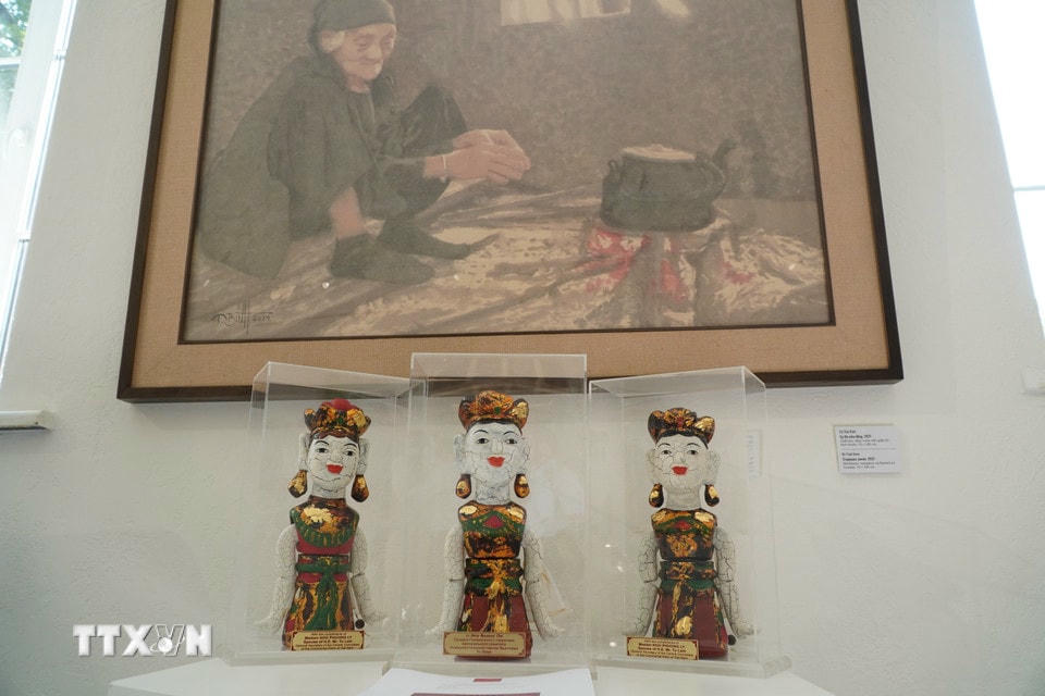 Những tác phẩm sơn mài Phu nhân tặng cho Triển lãm. (Ảnh: Tâm Hằng/TTXVN)