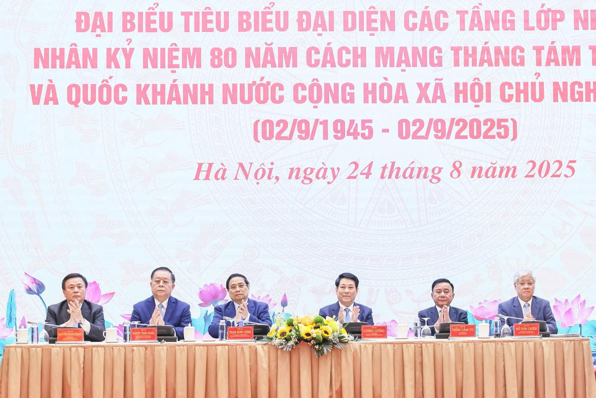 Chủ tịch nước Lương Cường; Thủ tướng Chính phủ Phạm Minh Chính; Thường trực Ban Bí thư Trần Cẩm Tú; Chủ tịch UBTƯ MTTQ Việt Nam Đỗ Văn Chiến; Trưởng Ban Tuyên giáo và Dân vận Trung ương Nguyễn Trọng Nghĩa; Giám đốc Học viện Chính trị Quốc gia Hồ Chí Minh Nguyễn Xuân Thắng chủ trì hội nghị. Ảnh: Quang Vinh.