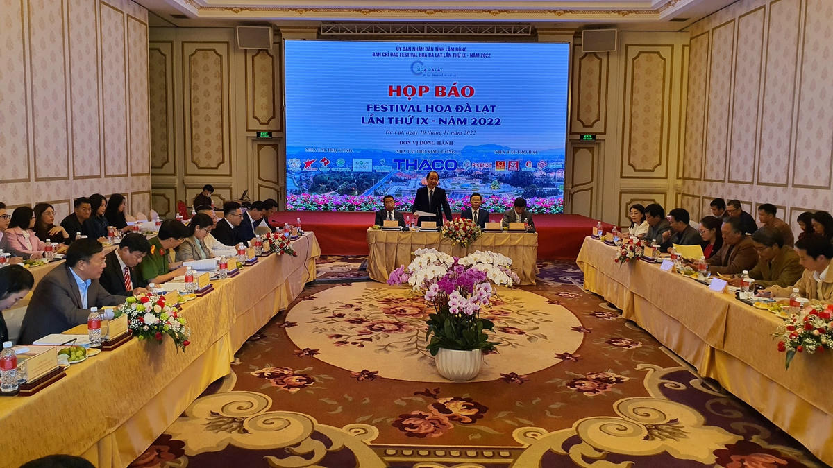 Toàn cảnh buổi họp báo.