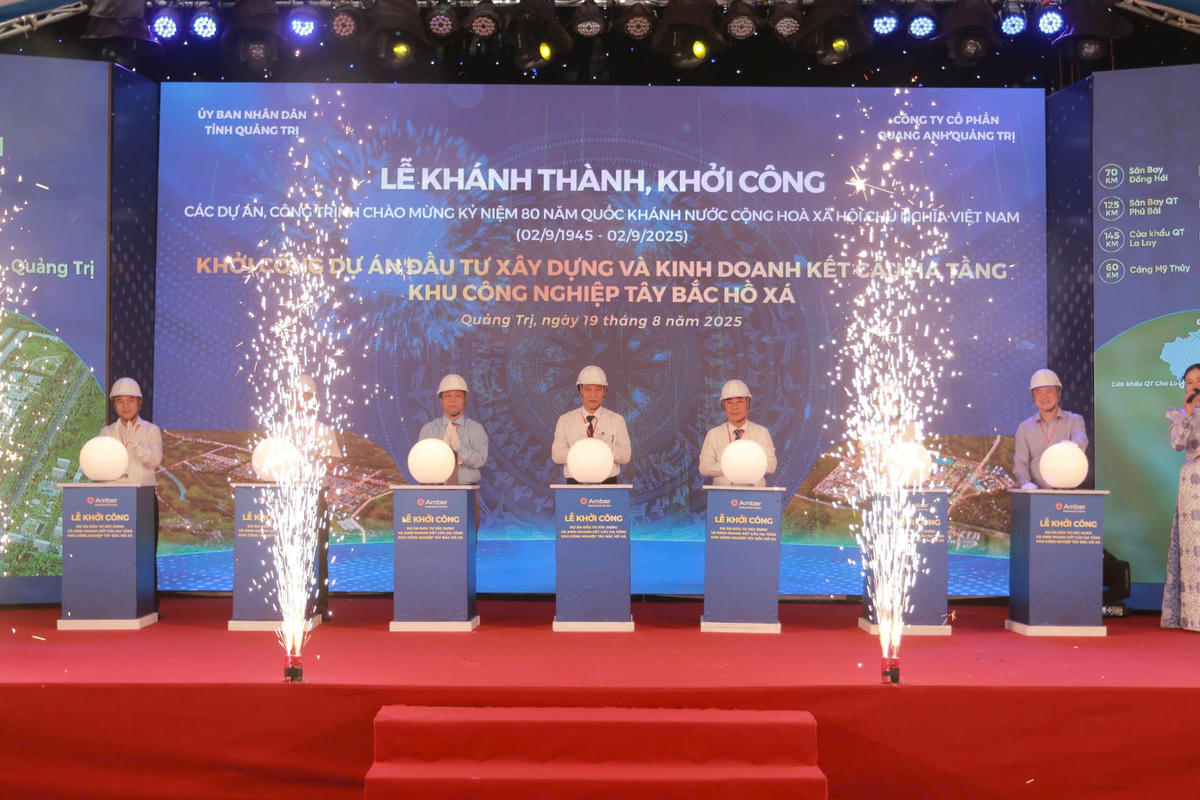 Các đại biểu thực hiện nghi thức khởi công dự án. Ảnh: TT.