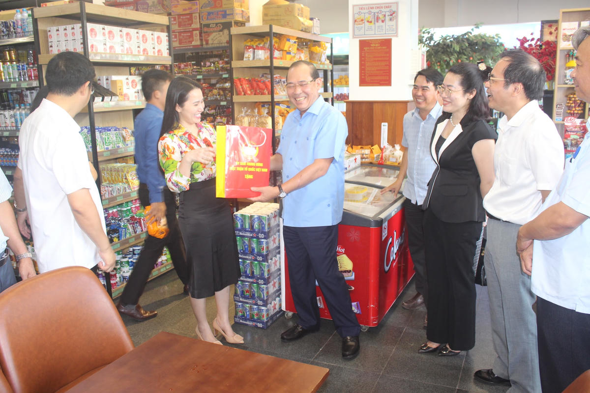 Phó Chủ tịch UBTƯ MTTQ Việt Nam Hoàng Công Thủy và đoàn công tác đang kiểm tra thực tế tại Siêu thị Coop Mart Phú Yên.