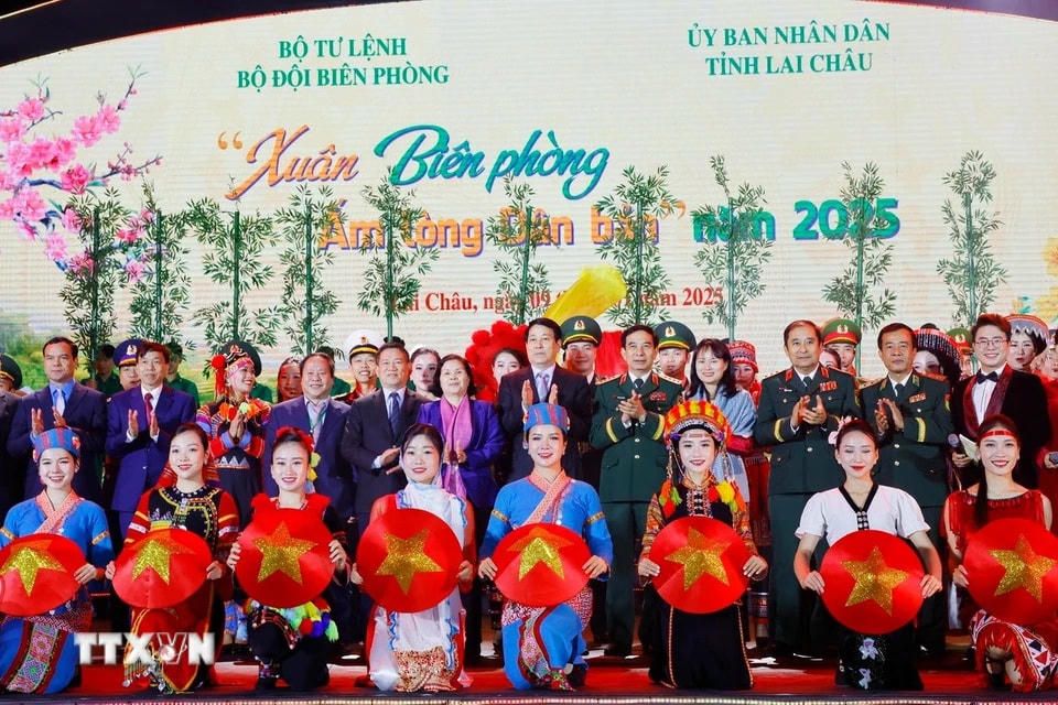 Chủ tịch nước Lương Cường với các đại biểu dự Chương trình Giao lưu nghệ thuật “Xuân Biên phòng ấm lòng dân bản” năm 2025. (Ảnh: Lâm Khánh/TTXVN)