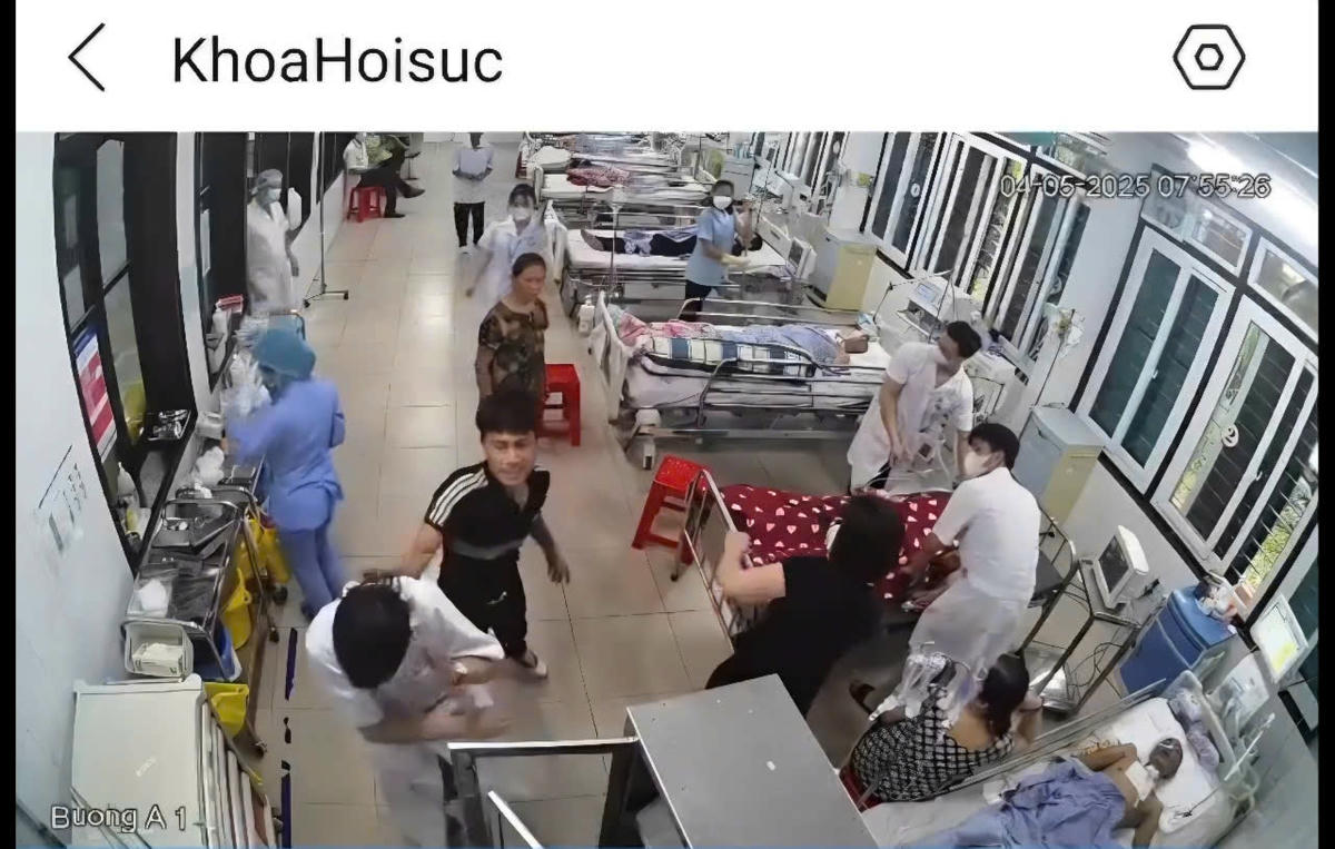 Hình ảnh người nhà bệnh nhân (áo đen) đánh nam điều dưỡng viên Bệnh viện Đa khoa Nam Định. Ảnh: Cắt từ clip.