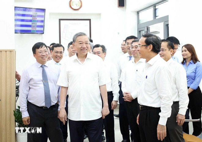 Tổng Bí thư Tô Lâm thăm Trung tâm dịch vụ hành chính công tại xã Tân Vĩnh Lộc, Thành phố Hồ Chí Minh. (Ảnh: Thống Nhất/TTXVN) ttxvn-tong-bi-thu-to-lam-khao-sat-tai-thanh-pho-ho-chi-minh4.jpg