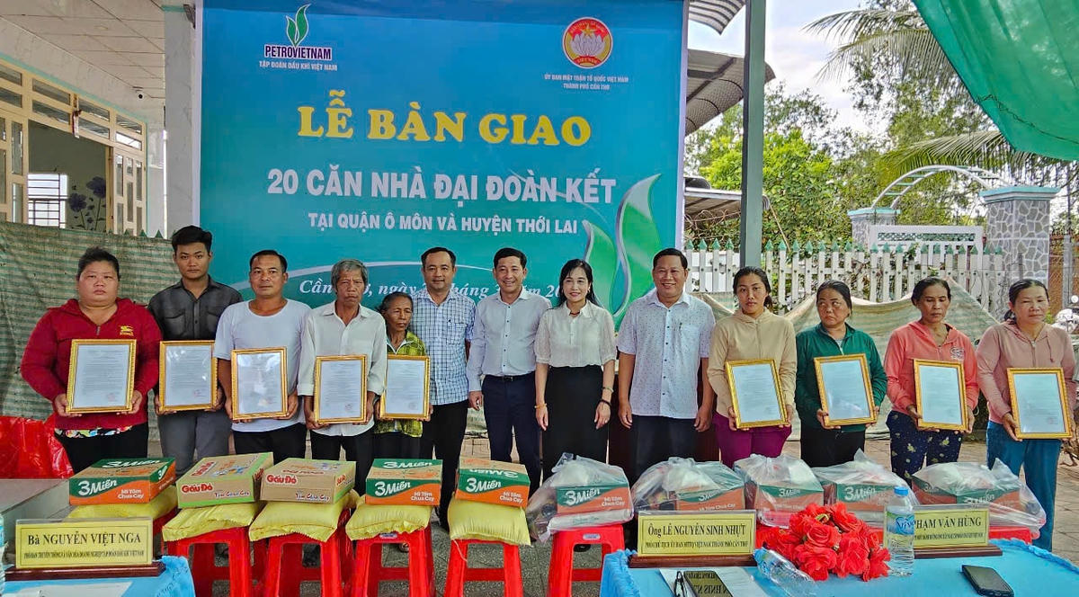 đại diện trao nhà