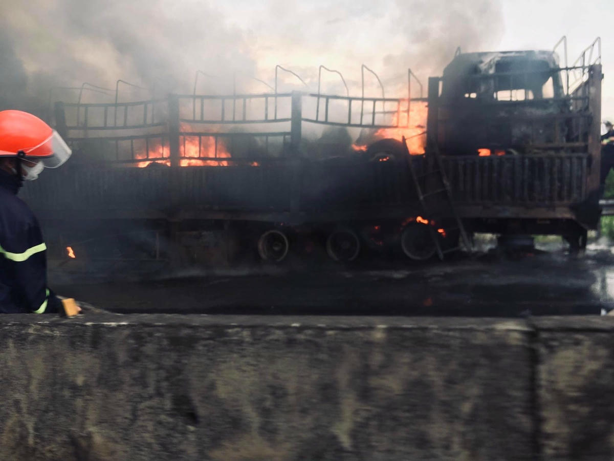 Rơ-mooc và các ô tô cũ đều bị thiêu rụi.