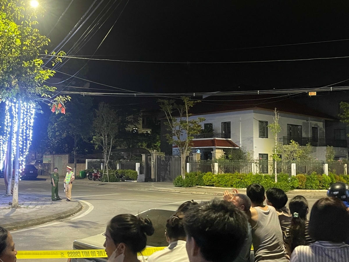 CQĐT đang khám xét nhà của ông Nguyễn Văn Vịnh. Ảnh: Ngô Bảo Chi