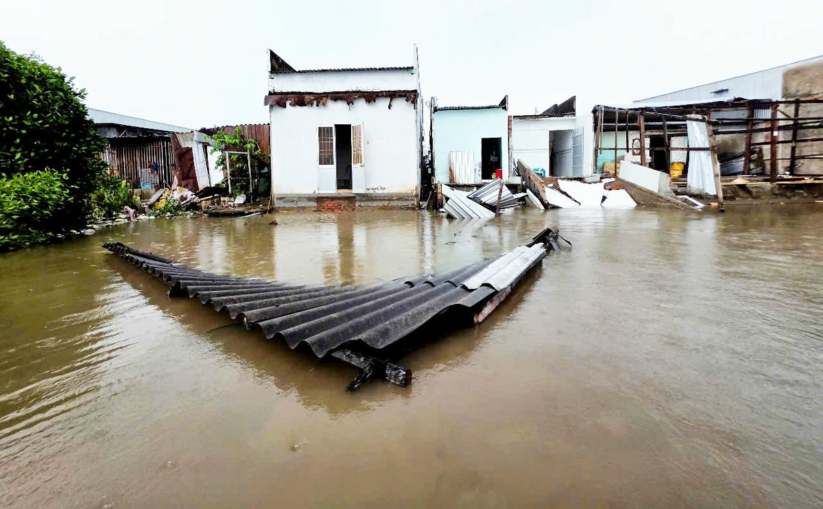 ẢNH 1 Hiện trường vụ sạt lở bờ sông diễn ra giữa đêm khuya ngày 137 làm 5 căn nhà dân ở khóm 3, phường Giá Rai, tỉnh Cà Mau đổ sụp xuống lòng sông khiến nhiều người không 