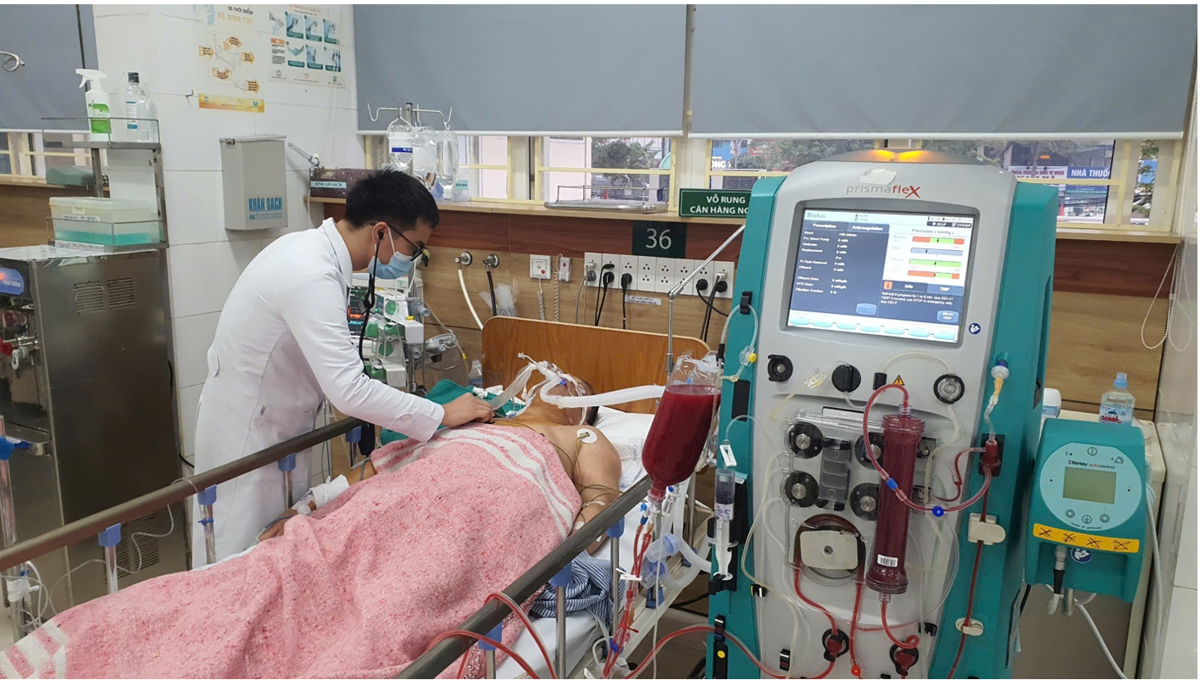 Một trường hợp nặng phải đặt nội khí quản, thở máy, lọc máu. Ảnh: BVCC.