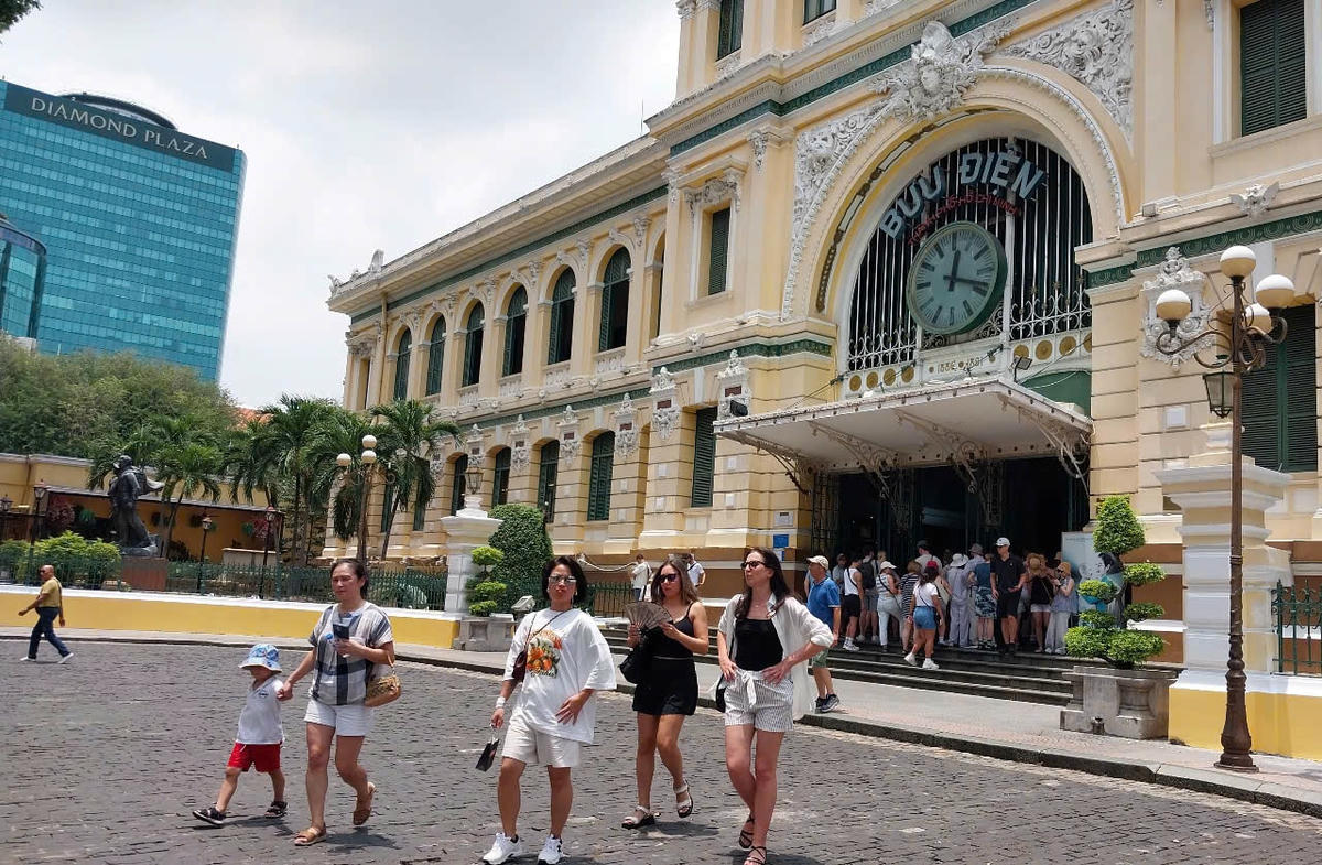 Đông đảo du khách nước ngoài tham quan Bưu điện TP Hồ Chí Minh. Ảnh: S.X