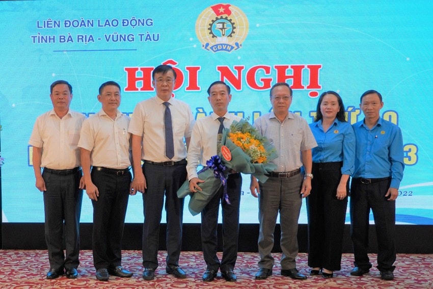 Ông Lê Văn Hòa nhận hoa chúc mừng tại hội nghị.