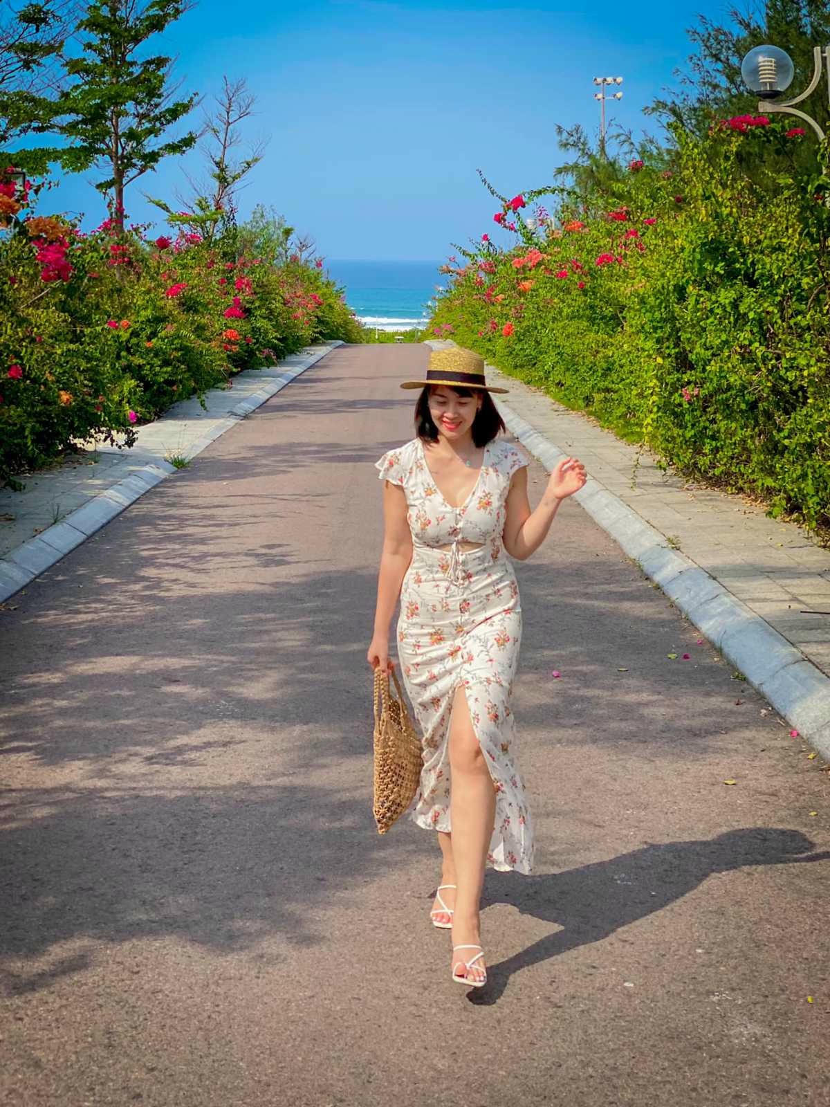 Khuôn viên rộng lớn giúp FLC Quy Nhơn mang đến không gian nghỉ dưỡng cực “chill” bên bờ biển cho du khách. Không chỉ dạo bộ chụp ảnh, đạp xe lang thang trên những cung đường ven biển lộng gió, ngắm đại dương mênh mang chỉ cách vài bước chân cũng là hoạt động được nhiều bạn trẻ yêu thích (Ảnh: Vu Minh Hue).