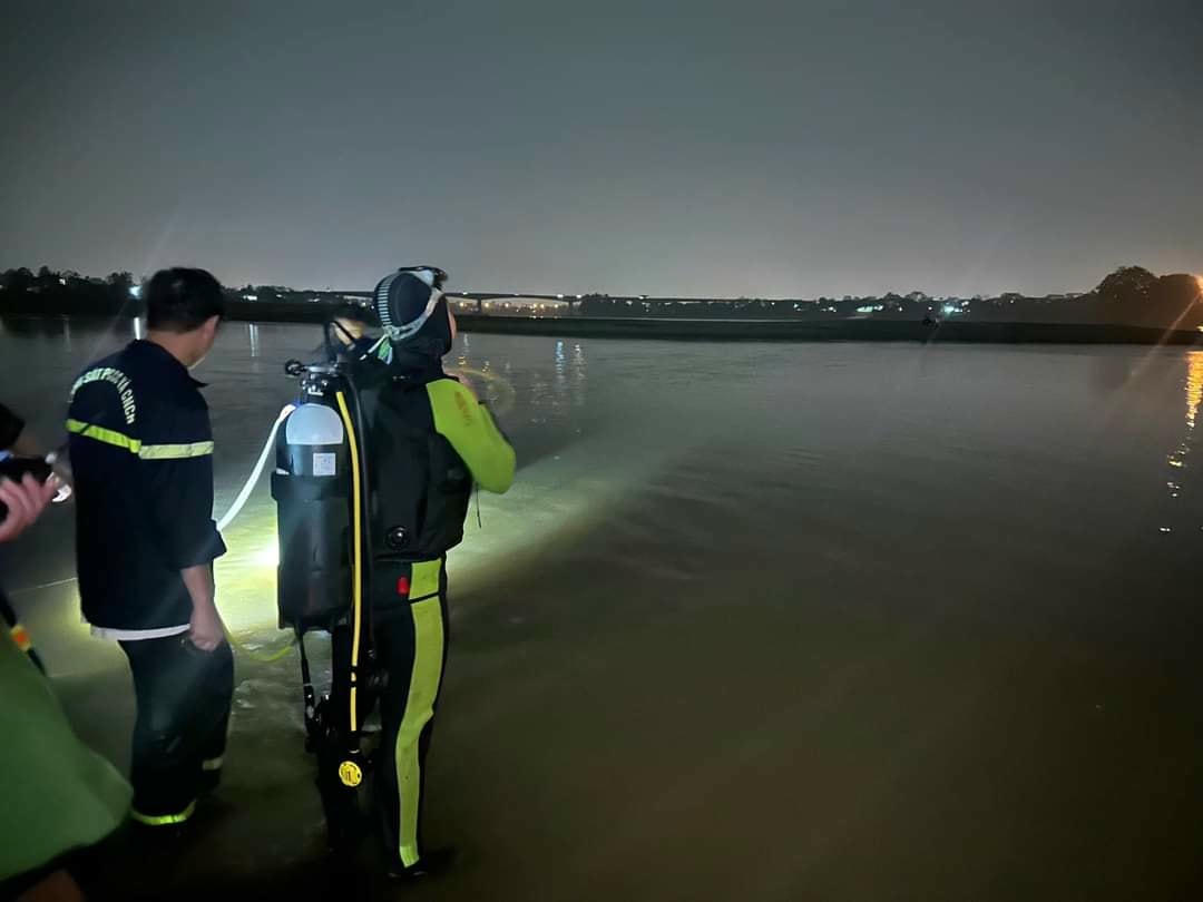 Thợ nặn và đội câu vào cuộc tìm kiếm. Ảnh Tuấn Trung.