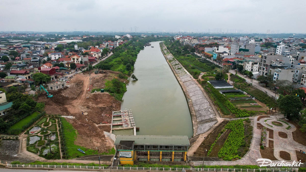 Khu vực dẫn nước từ sông Hồng vào cống Xuân Quan.
