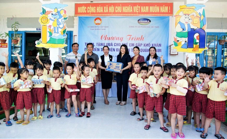Đại diện Vinamilk trao các phần quà dinh dưỡng, san sẻ với khó khăn của người dân vùng lũ tại Quảng Nam.