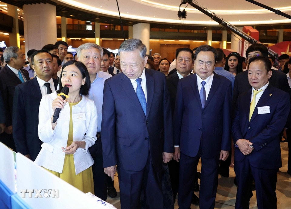 Tổng Bí thư Tô Lâm và các đại biểu tham quan triển lãm 